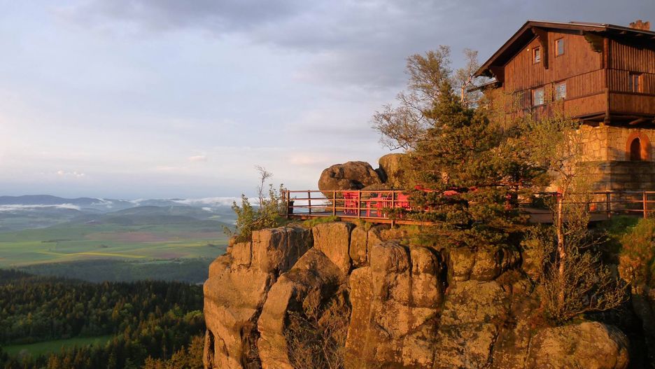 - Osoby, które się do nas zgłosiły, to są ewidentnie uciekinierzy z dużych miast - mówi Anna Sikorska, kierownik schroniska "Na Szczelińcu"