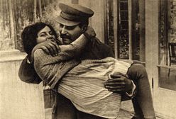 Zabił jej matkę, a ukochanego wysłał na Syberię. Tak wyglądało życie córki Stalina