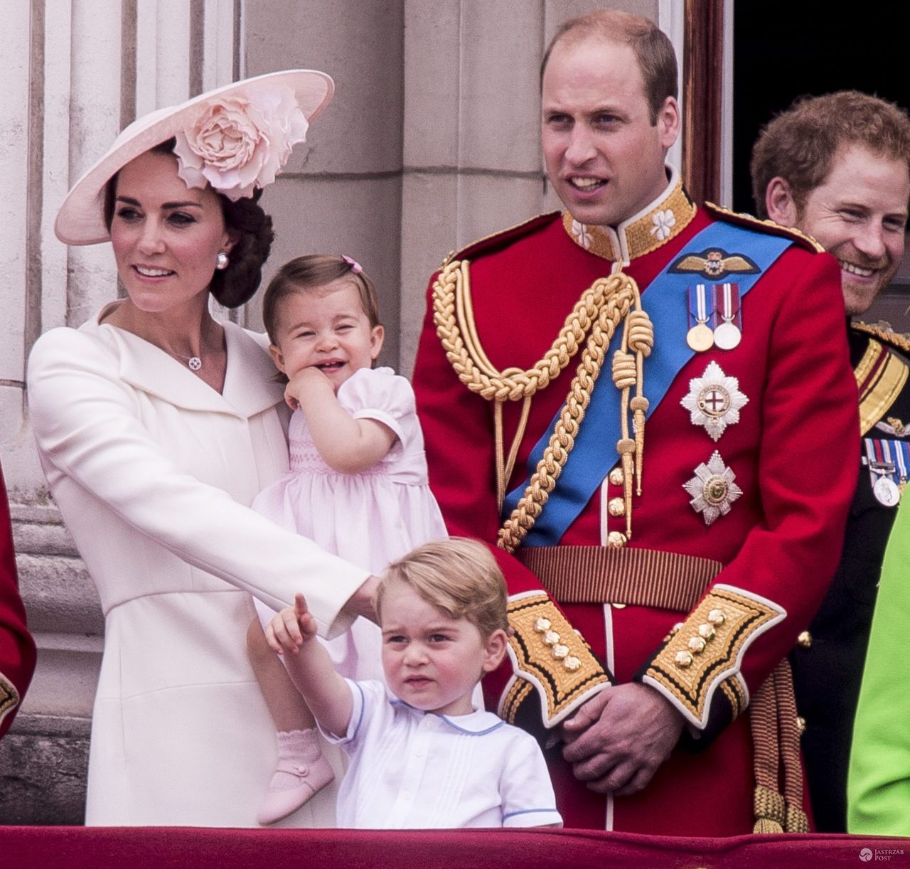 Księżna Kate, księżniczka Charlotte oraz książę George, książę Wiliam i książę Harry na balkonie Pałacu Buckingham (fot. ONS)