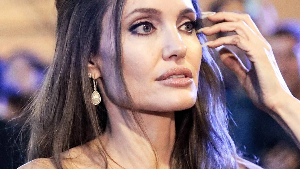Angelina Jolie na pierwszych od tygodni zdjęciach. W maseczce szaleje na zakupach. Czyżby przytyła?