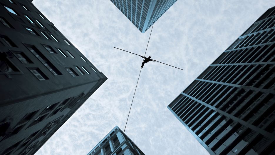 Urban highline - odmiana slackline polegająca na chodzeniu po linie pomiędzy budynkami