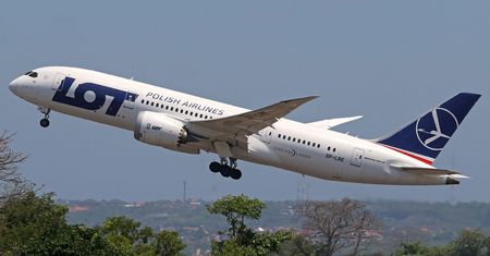 LOT płaci fortunę za uziemione boeingi. Naprawy przedłużają się
