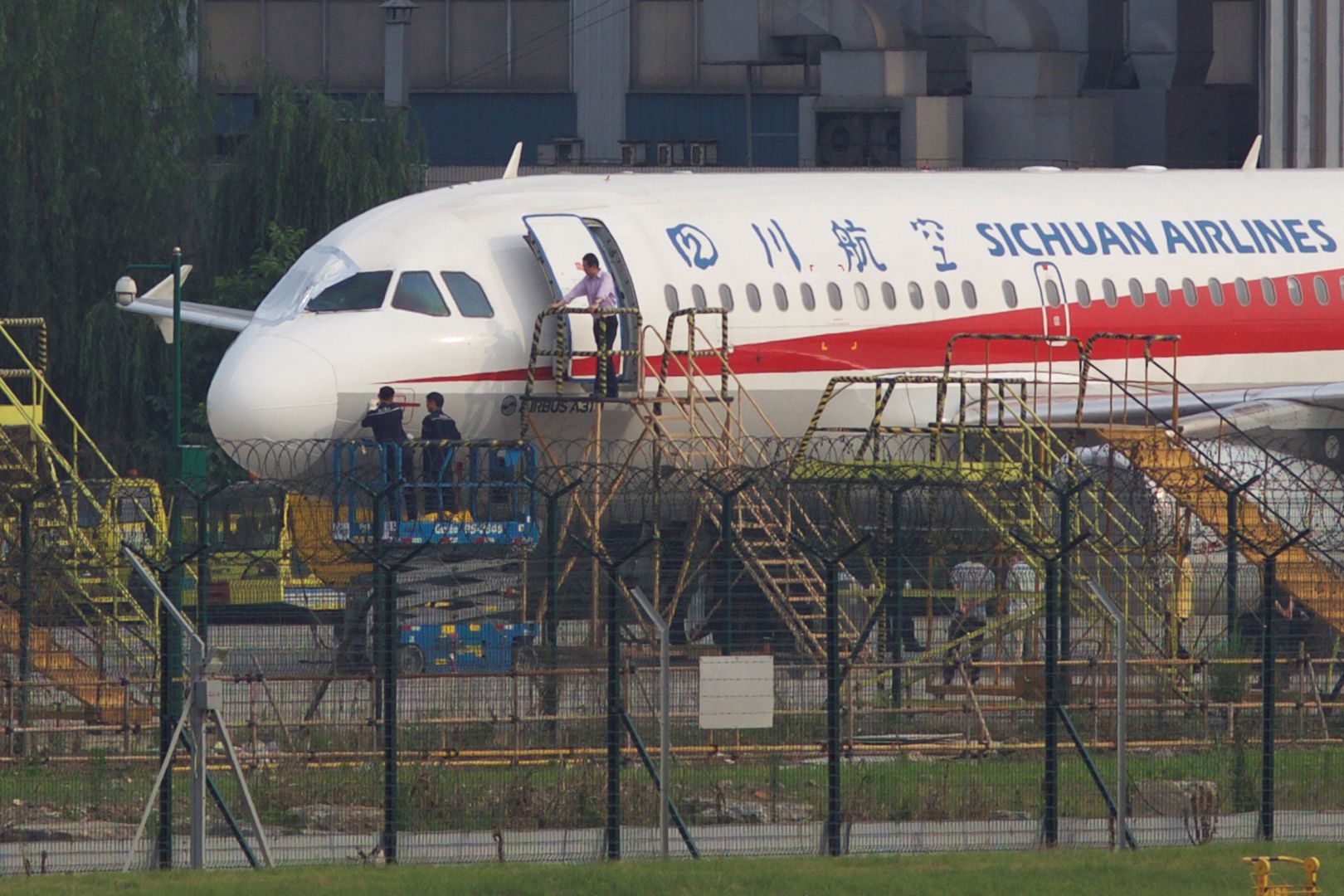 Pilot Airbusa wyssany do połowy przez dziurę po oknie. Nowe szczegóły dramatu