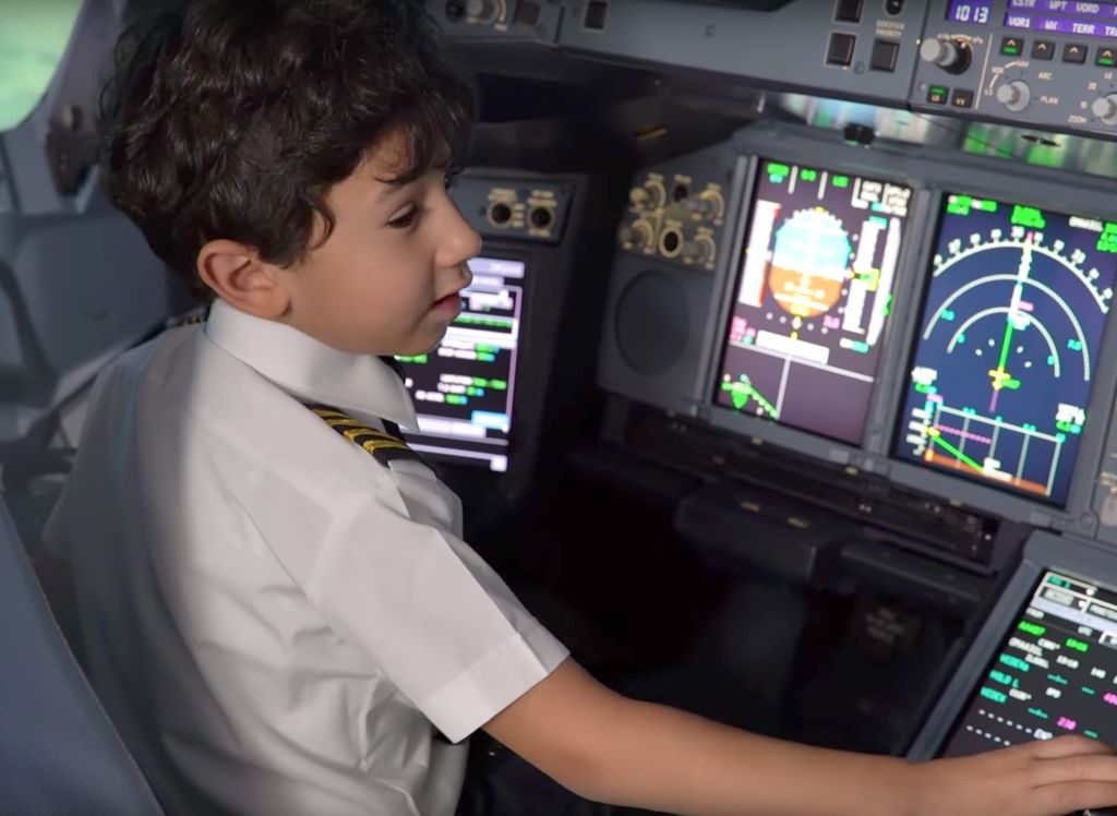Adam Mohammad Amer został zaproszony przez Etihad Airways do symulatora lotów, by zgłębiać tajniki awiacji