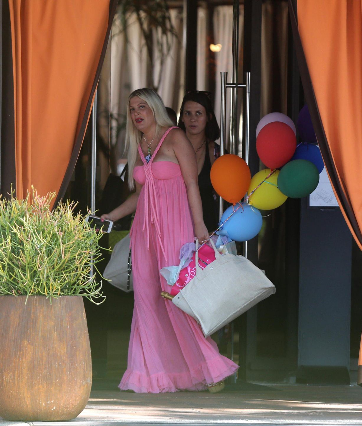 45 urodziny Tori Spelling z gwiazdami Beverly Hills 90210