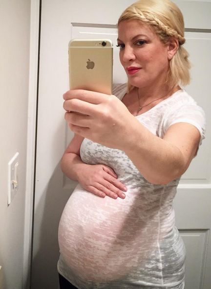 Tori Spelling chwali się ciążowym brzuchem. Poród coraz bliżej!