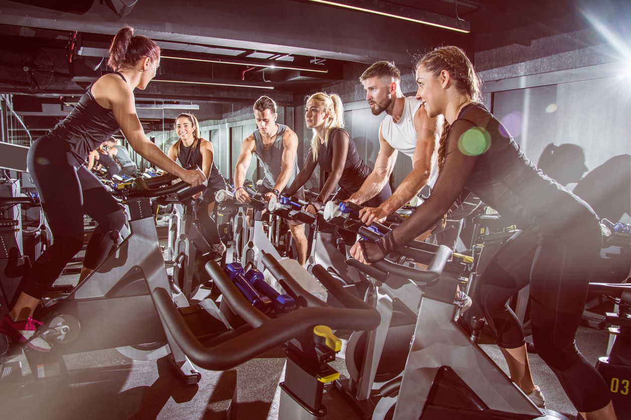 Indoor cycling, czyli zasady i zalety treningu na rowerku stacjonarnym