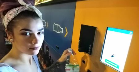 W Warszawie stanęły pierwsze recyklomaty. Co dostaniemy w zamian za puszki i butelki?