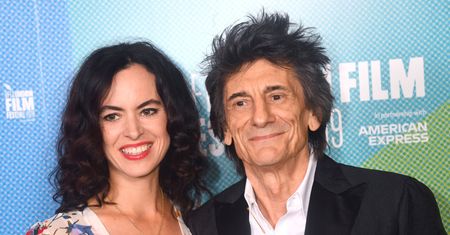 Ronnie Wood z dziećmi i młodą żoną na wakacjach. Wigoru mu nie brakuje