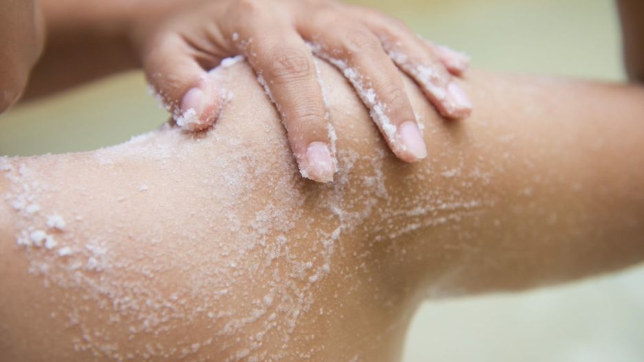 Peeling solny jest delikatny dla skóry