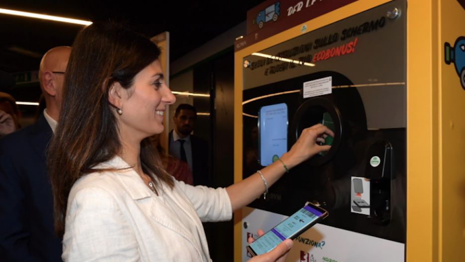 Butelki do automatu wrzucała sama Virginia Raggi, Burmistrz Rzymu.