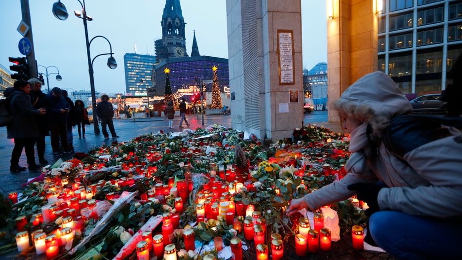 Miejsce uczczenia pamięci ofiar zamachu w Berlinie, zlokalizowane niedaleko miejsca, w którym odbywał się jarmark