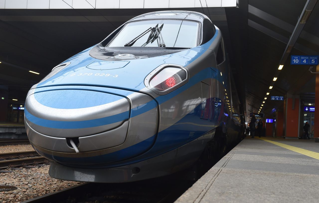 Opóźnione pendolino na stacji Warszawa Wschodnia. Pasażerowie czekali na załogę pociągu