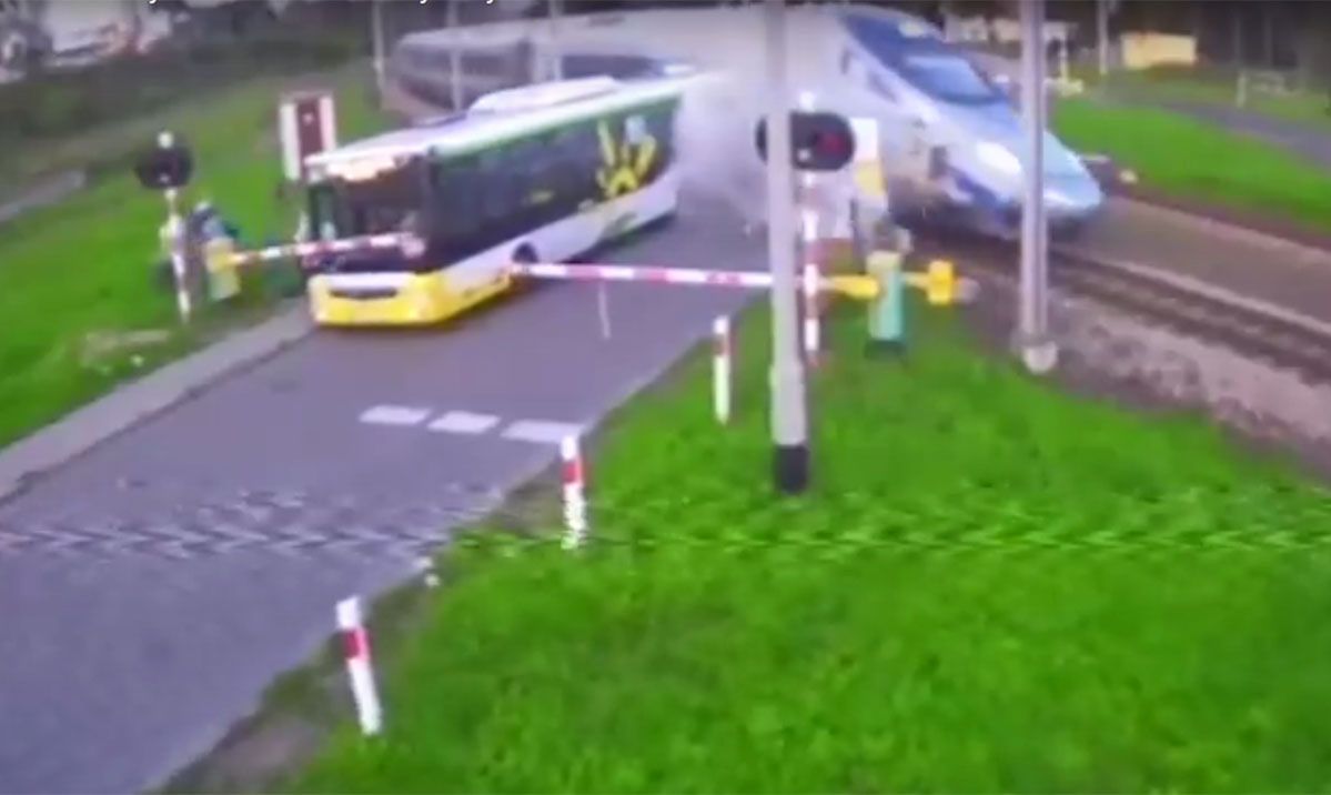 Akt oskarżenia dla kierowcy autobusu. Wjechał na czerwonym przed pendolino