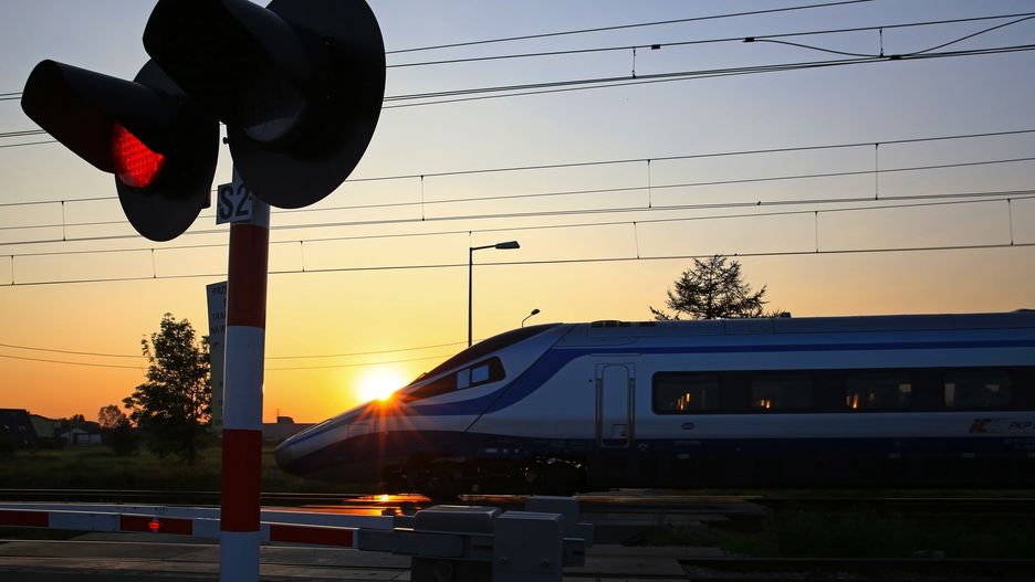 Wejherowo (woj. pomorskie). Kierowca autobusu był o krok od zderzenia się z nadjeżdżającym pociągiem (zdj. ilustr.)