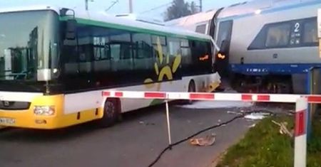 Pendolino zderzyło się z autobusem do Modlina. Utknął na przejeździe?
