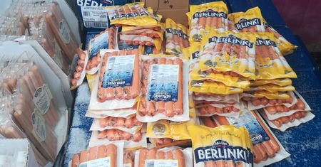Zakupy na bazarze: parówki za 30 groszy, szynka za 1,5 zł. Znani producenci, towar nieprzeceniony