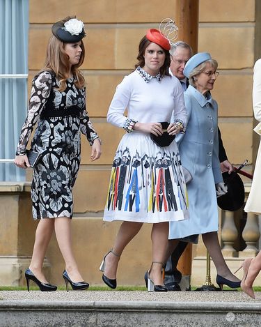Od lewej: księżniczka Beatrice, księżniczka Eugenia. Garden party w Pałacu Buckingham (fot. ONS)