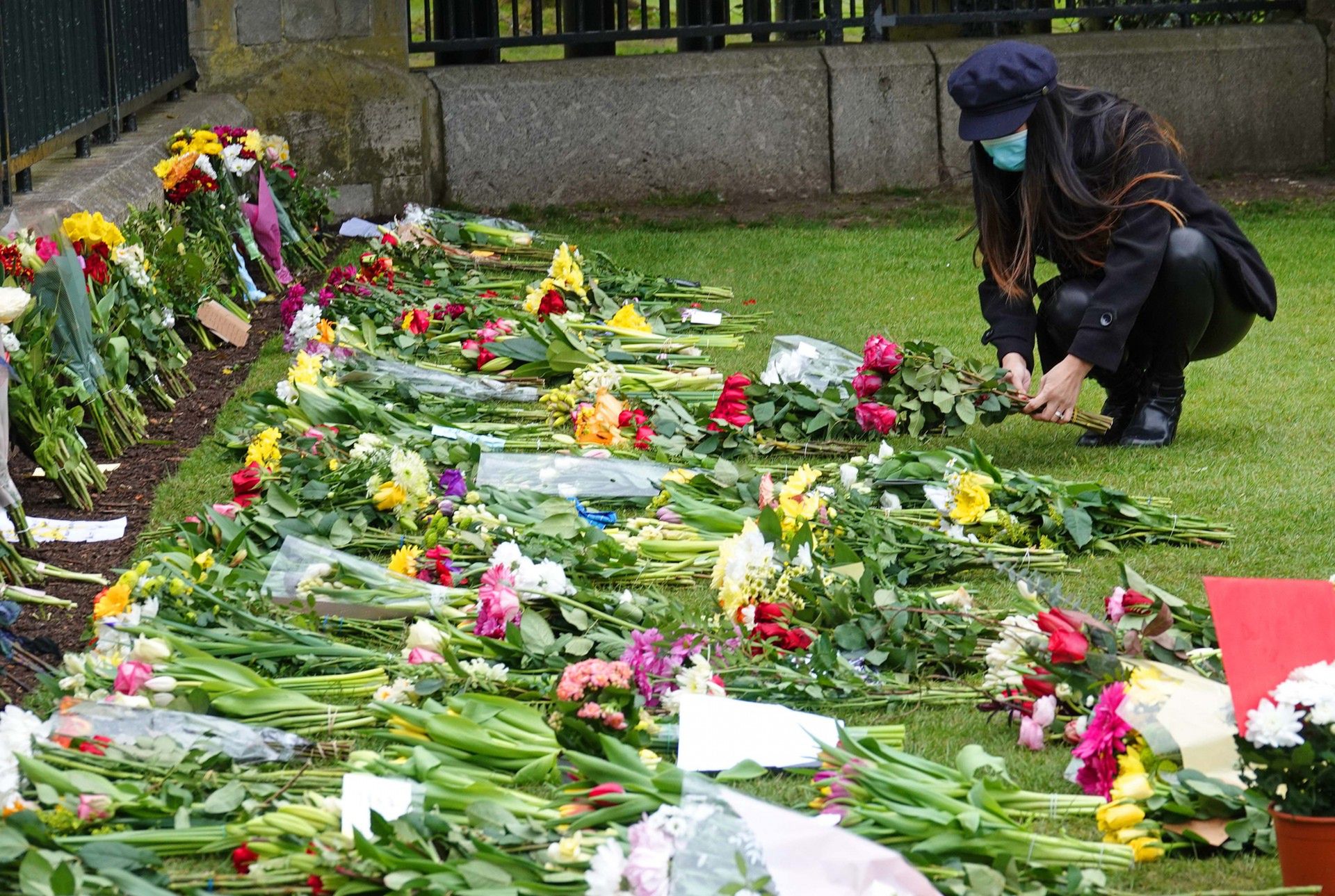 Pałac Buckingham po śmierci księcia Filipa tonie w kwiatach