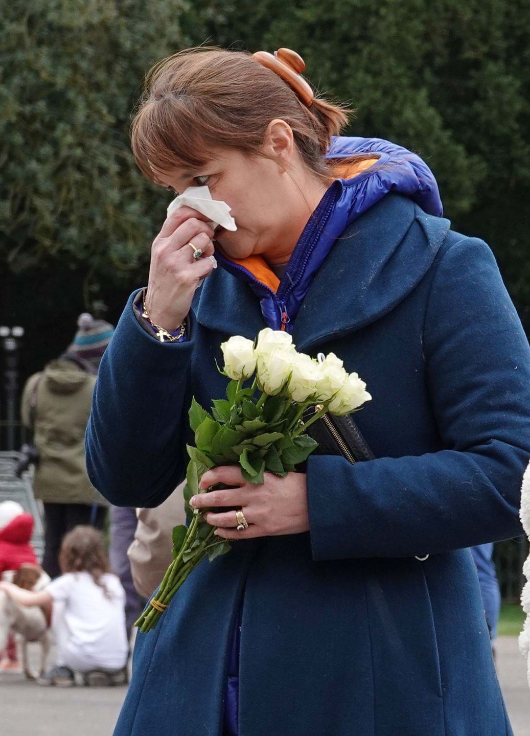 Pałac Buckingham po śmierci księcia Filipa tonie w kwiatach