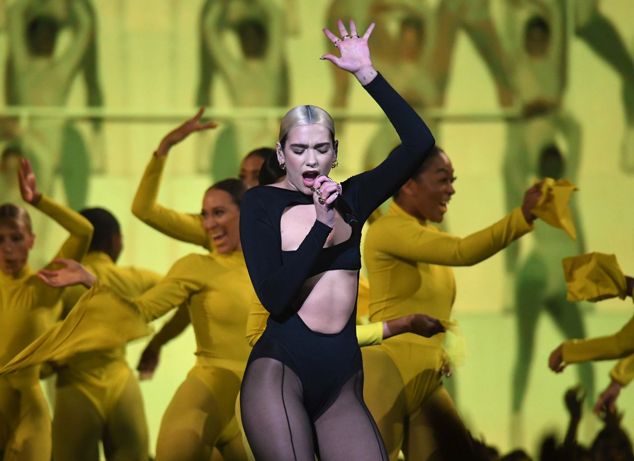 Dua Lipa seksownie wygina się na scenie. Odsłoniła niemal wszystko