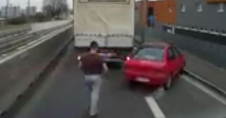 #dziejesiewmoto - agresywny kierowca ciężarówki próbuje zaatakować innego szofera