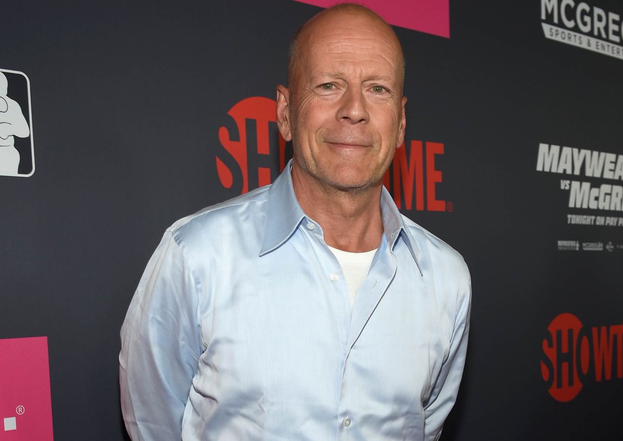 Bruce Willis w peruce i sukience. Gwiazdor przebrał się za dziewczynkę ze "Lśnienia"