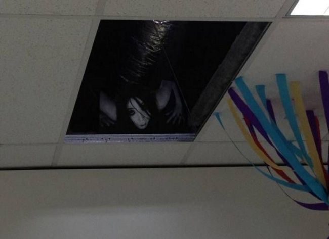 Wystarczy plakat lub duże zdjęcie ze sceną z horroru, aby sprawić, że Twoi bliscy na długo nie zapomną tegorocznego kawału z okazji Prima Aprilis. Wystarczy, że umieścisz je na suficie i poczekasz na reakcje innych.