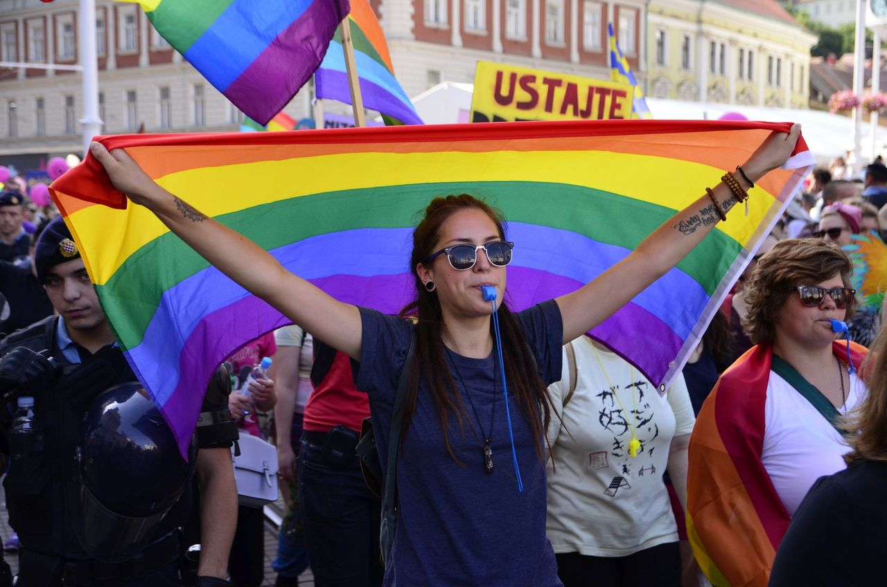 Podczas 35. rocznicy wprowadzenia stanu wojennego wyszła przed ONR owinięta tęczową flagą