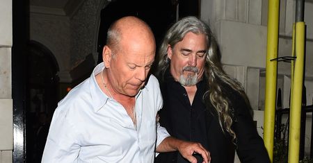Totalnie pijany Bruce Willis usiłuje wejść do samochodu