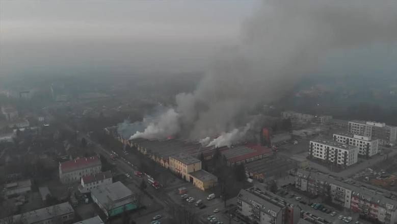W poniedziałek służby nadal dogaszają pogorzelisko. Na miejscu pracuje 9 zastępów straży pożarnej.
