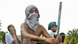 Antyglobalista przed policyjną barykadą