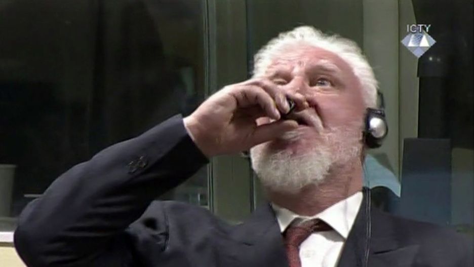 Slobodan Praljak w Hadze usłyszał wyrok i wypił truciznę