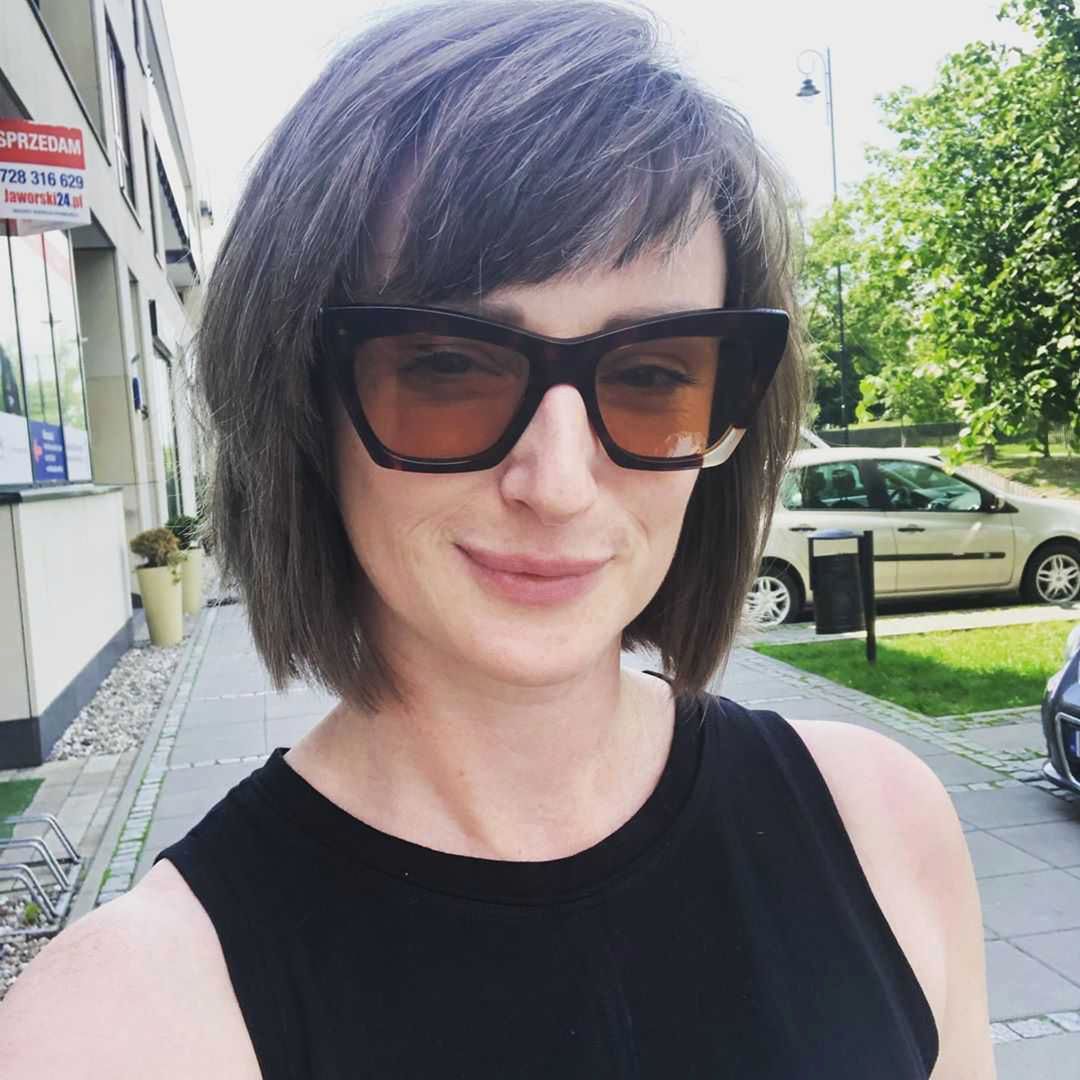 Ula Chincz w krótkich i czarnych włosach