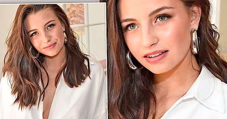 Julia Wieniawa w białych kozaczkach na imprezie. Idealnie dopasowała je do swojej kreacji