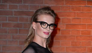 Uczestniczka "Top Model" w siatce i okularach