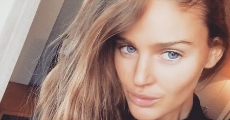Wygląda jakby była w ciąży. Powód powiększonego brzucha jest inny