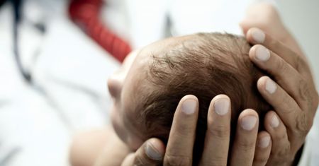 Dziecko urodzi się dwa razy. Zespół chirurgów z Belgii zoperował 7-miesięczną dziewczynkę przed jej narodzinami