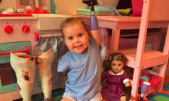 2-latka, której amputowano wszystkie kończyny, otrzymała lalkę wyglądającą tak samo jak ona