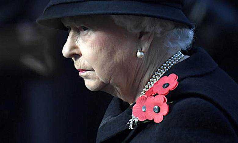 Tragedia w pałacu Buckingham. Królowa Elżbieta II pogrążyła się w żałobie.  "Nigdy nie widziałem jej w takim stanie"