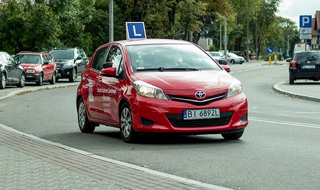 Rodzice jako wzór dla młodych kierowców. W Polsce jest z tym słabo