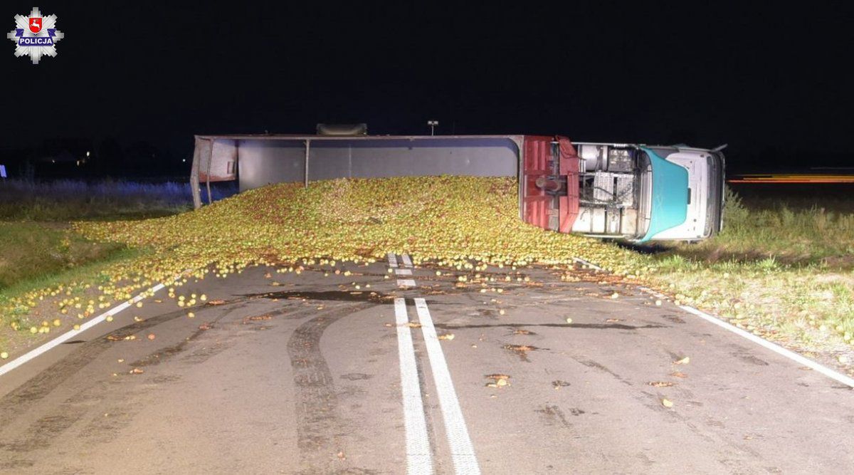 Wypadek w Łukowie. Ponad 20 ton jabłek rozsypanych na drodze