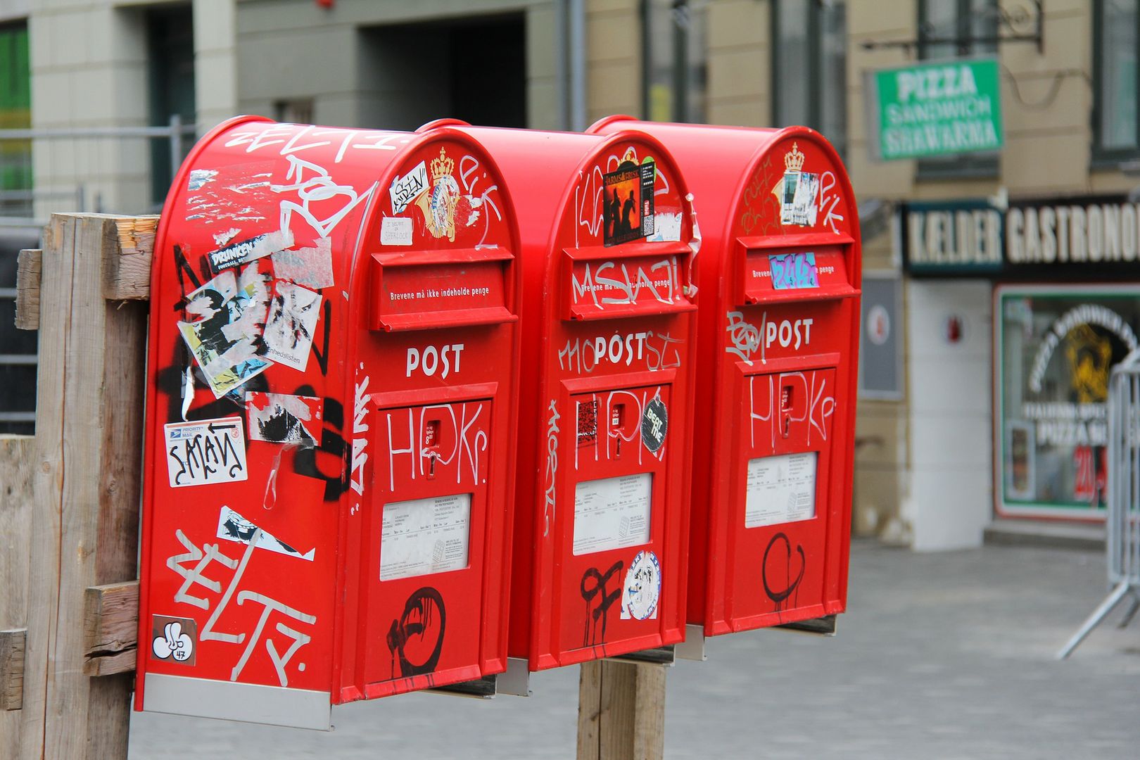 Narzekasz na polską pocztę? To zobacz, co oni robią z przesyłkami