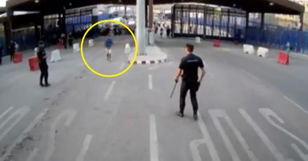 Nożownik atakuje policjanta i krzyczy "Allahu Akbar"