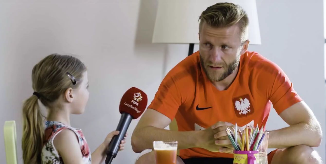  Jedyny taki wywiad z reprezentacją Polski. Piłkarzy przepytuje 6-letnia Laura