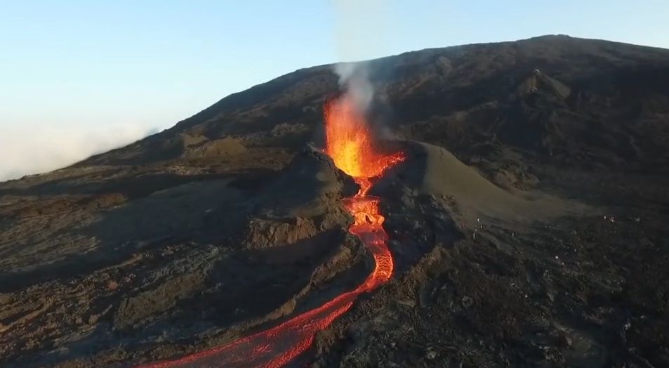 Zapierająca dech w piersiach erupcja wulkanu Piton de la Fournaise