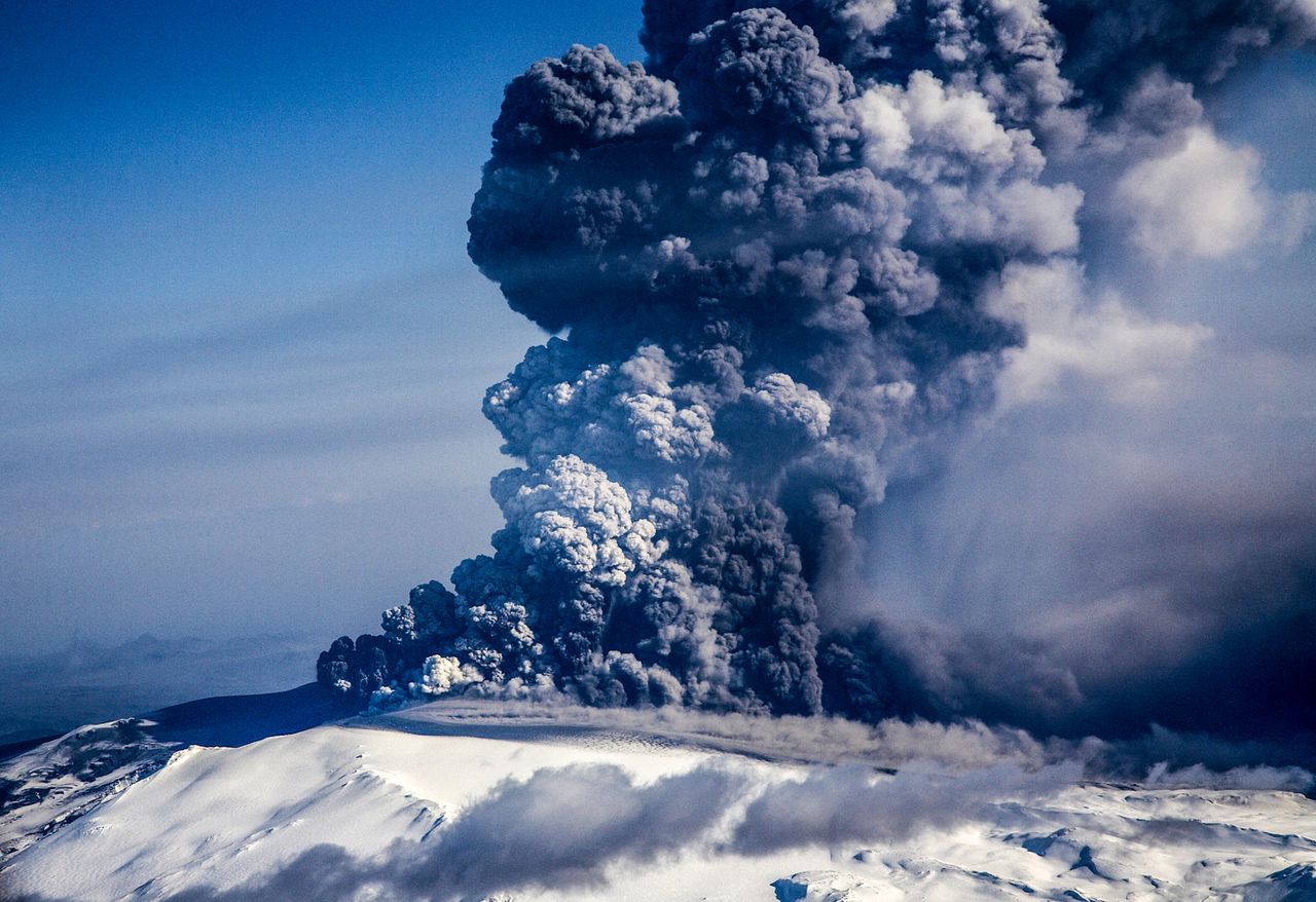 Wulkany najgorsze? Nie, ludzie produkują sto razy więcej gazów cieplarnianych