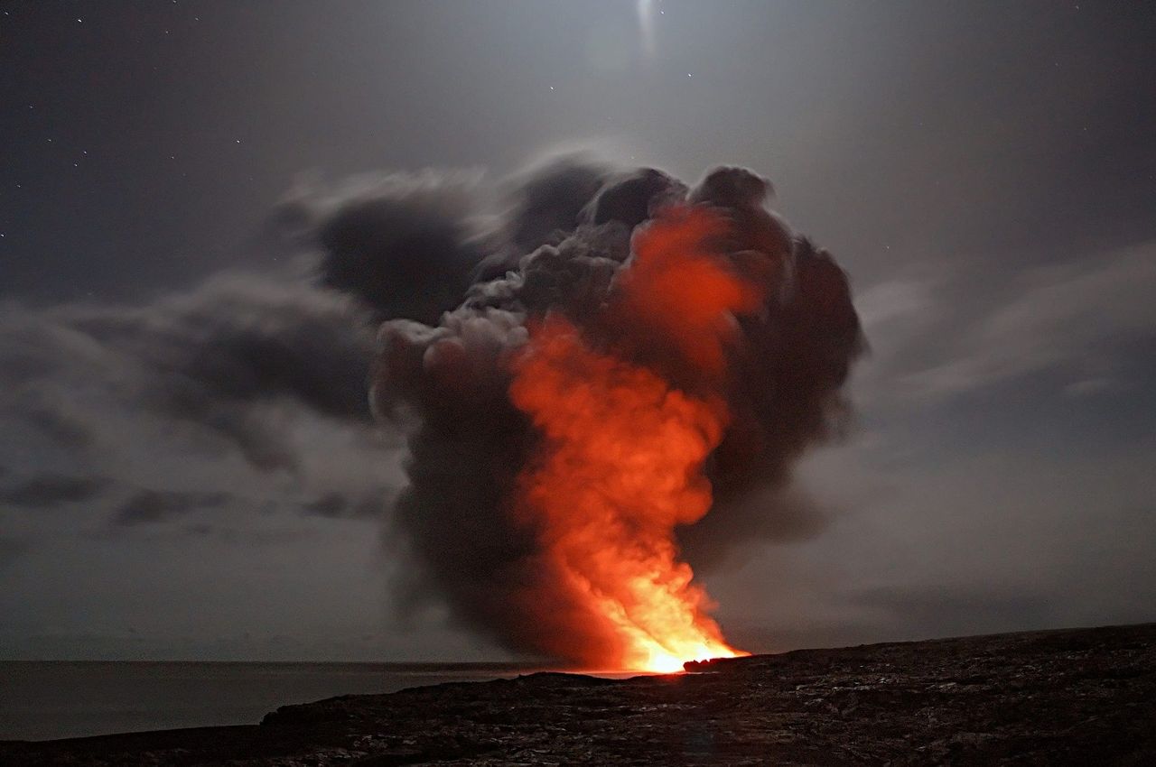 Erupcja wulkanu w Gwatemali. Z krateru wypływa lawa