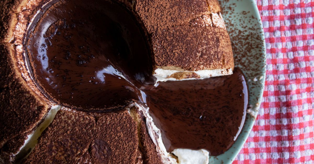 Szybki deser czekoladowy bez pieczenia. Jak zrobić czekoladowy wulkan? Składniki i przygotowanie