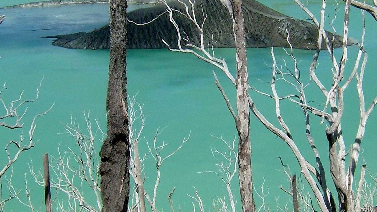 Krater wulkanu Manaro Voui przed erupcją